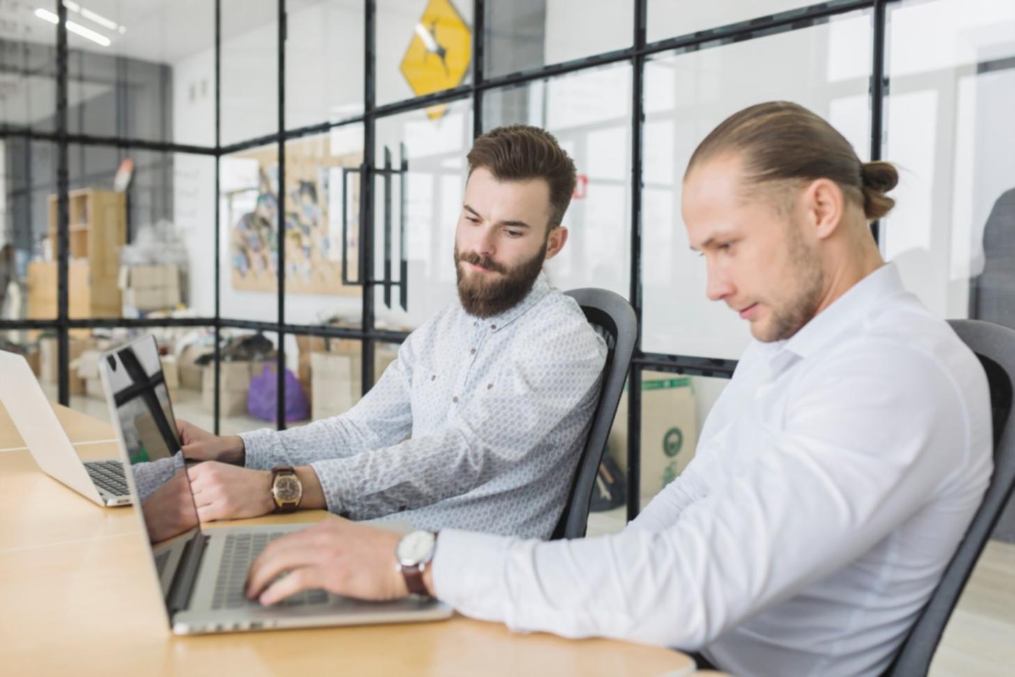 Profesionales analizando datos financieros en una sesión de benchmarking presupuestario